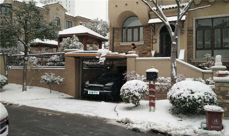 温馨提示：注意积雪厚度，及时清除车棚积雪